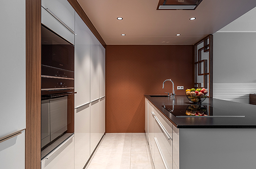 La cuisine est mise en valeur par un carrelage mat de couleur terracota - Luxembourg OPHRYS ®